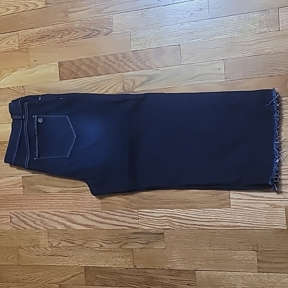 Susan Graver cropped jean w/frayed hem, buttoned leg - 14 - Picture 2 of 5